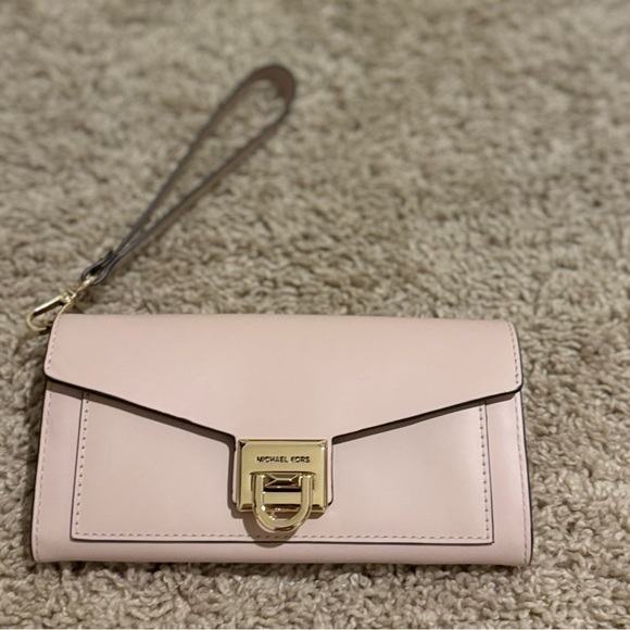 🩷 MICHAEL KORS 🩷 Blush Pink Clutch with Gold Accents - Picture 4 of 4